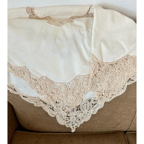 Vintage Lace-Edged Square Table Topper Table Cloth - Picture 4 of 5